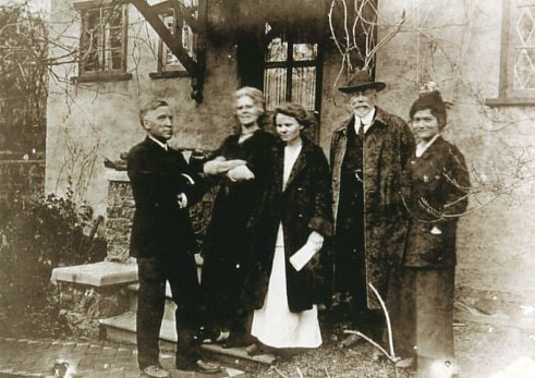 Left to Right: Fiske Warren, Eleanor Stephens, Inky Stephens, Will Price outside Founder's House, ca. 1910s, ACSM00031.